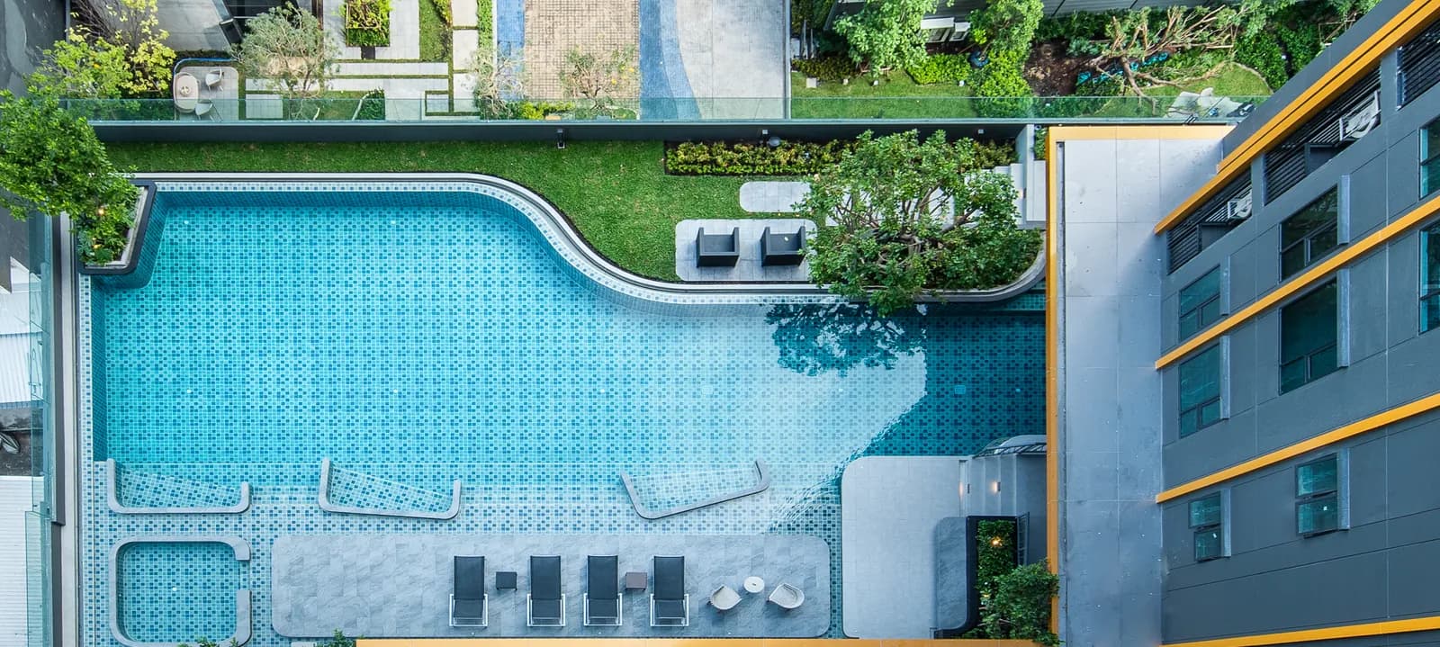 THE BASE เพชรบุรี–ทองหล่อ — 39